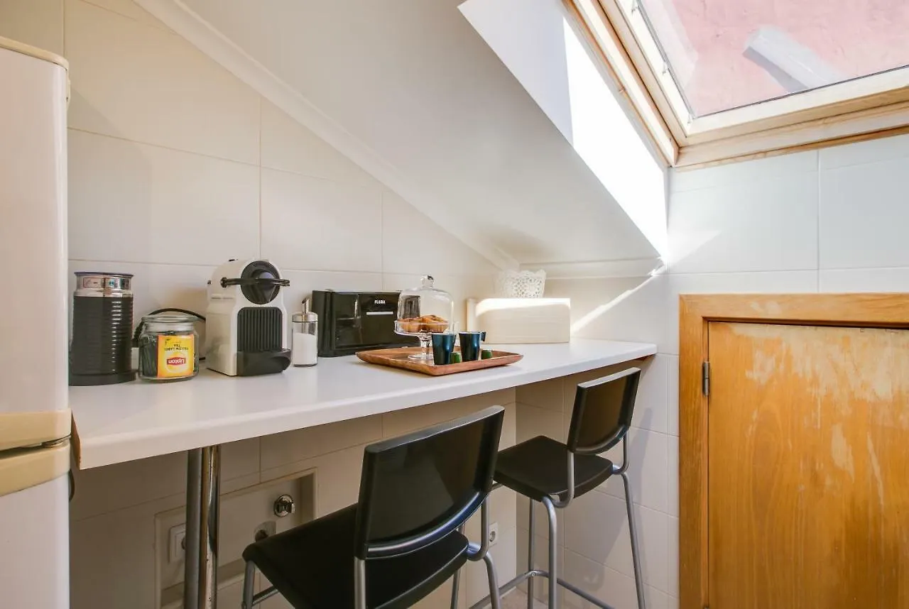 Central Gem I - Lisbon Trendy Santos District Apartment